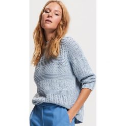 Sweter z ozdobnymi splotami - Niebieski. Niebieskie swetry damskie Reserved, s, bez wzorów, ze splotem, bez rękawów, bez kaptura. W wyprzedaży za 49,99 zł.