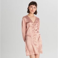 Satynowa sukienka w stylu retro - Różowy. Różowe sukienki damskie Cropp, s, bez wzorów, z satyny, retro, bez kołnierzyka, bez rękawów. W wyprzedaży za 29,99 zł.