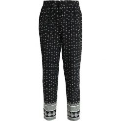 Vince Camuto FAN GEO TIE WAIST PRINTED PULL ON PANTS Spodnie materiałowe rich black. Czarne spodnie z wysokim stanem Vince Camuto, z materiału. Za 419,00 zł.