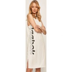Reebok - Sukienka. Białe sukienki damskie Reebok, na co dzień, s, z nadrukiem, z poliesteru, casualowe, z okrągłym kołnierzem, bez rękawów, mini, proste. W wyprzedaży za 129,90 zł.