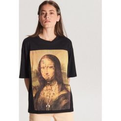 Koszulka z nadrukiem mona lisa - Czarny. Czarne t-shirty damskie Cropp, xs, z nadrukiem. Za 59,99 zł.