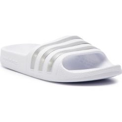 Klapki adidas - adilette Aqua K F35555 Ftwwht/Silvmt/Ftwwht. Białe klapki dziewczęce marki Adidas, z tworzywa sztucznego, bez zapięcia. Za 69,95 zł.