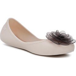 Baleriny ZAXY - Star Glamour Fem 82708 Beige 53408 DD285103 02064. Brązowe baleriny damskie Zaxy, bez wzorów, z tworzywa sztucznego, retro, bez obcasa. W wyprzedaży za 119,00 zł.