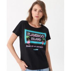 T-shirt z flamingami - Czarny. Czarne t-shirty damskie House, s, bez wzorów, bez kołnierzyka. W wyprzedaży za 19,99 zł.
