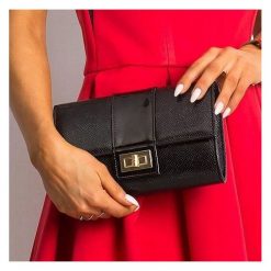 CZARNA TOREBKA WIZYTOWA KOPERTÓWKA WIECZOROWA. Czarne kopertówki damskie ROVICKY, na co dzień, w paski, ze skóry ekologicznej, eleganckie, na ramię, małe, bez dodatków. Za 69,90 zł.