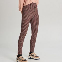 Spodnie high waist z guzikami - Bordowy. Czerwone spodnie damskie Cropp, bez wzorów, z podwyższonym stanem. Za 89,99 zł.