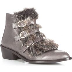 Buty damskie. Czarne botki damskie Wittchen, ze skóry, klasyczne, bez obcasa, na słupku, z paskami. W wyprzedaży za 399,90 zł.