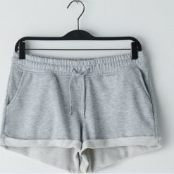 Krótkie szorty - Jasny szary. Szare szorty damskie Cropp, bez wzorów, krótkie. W wyprzedaży za 41,99 zł.
