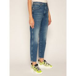 Jeansy Mom Fit Wrangler W246JH14U. Niebieskie jeansy damskie Wrangler, bez wzorów, z jeansu. Za 349,00 zł.