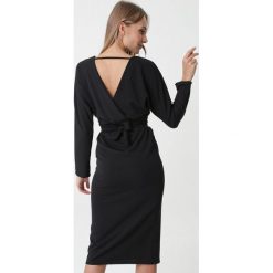 Czarna Sukienka Shopton. Czarne sukienki damskie Born2be, na imprezę, s, w paski, eleganckie, z dekoltem na plecach, bez rękawów, ołówkowe. Za 99,99 zł.