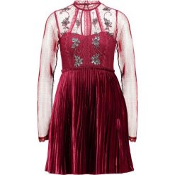 Free People ARIEL PLEATED MINI DRESS Sukienka koktajlowa red. Czerwone sukienki damskie marki Free People, bez wzorów, z poliesteru, wizytowe, bez kołnierzyka, bez rękawów, mini. W wyprzedaży za 999,20 zł.