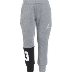 Jordan PLAY IN Spodnie treningowe dark grey heather. Szare spodnie chłopięce marki Jordan, z elastanu. W wyprzedaży za 153,30 zł.