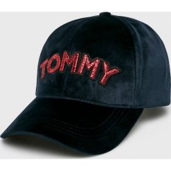 Tommy Hilfiger - Czapka. Niebieskie czapki damskie marki TOMMY HILFIGER, z poliesteru. Za 179,90 zł.
