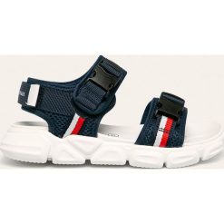 Tommy Hilfiger - Sandały dziecięce. Niebieskie sandały chłopięce TOMMY HILFIGER, z materiału, bez zapięcia. Za 279,90 zł.