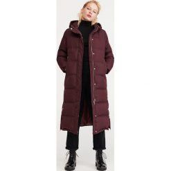 Długi płaszcz z puchem naturalnym - Bordowy. Czerwone płaszcze damskie Reserved, bez wzorów, z puchu, długie. Za 399,99 zł.