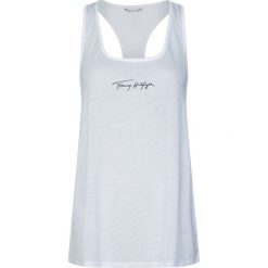 Top TOMMY HILFIGER Logo Racerback UW0UW02145. Białe bluzki damskie TOMMY HILFIGER, l, bez wzorów, z lyocellu, polo, bez rękawów. W wyprzedaży za 159,00 zł.