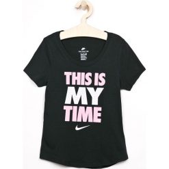 Nike Kids - Top dziecięcy 122-166 cm. Czarne bluzki dziewczęce Nike Kids, z nadrukiem, z bawełny, z okrągłym kołnierzem, z krótkim rękawem, krótkie, bez kaptura. W wyprzedaży za 59,90 zł.