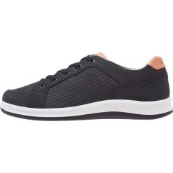 Lowa TRIESTE Sneakersy niskie schwarz. Czarne buty sportowe męskie Lowa, bez wzorów, ze skóry, sportowe, bez zapięcia. W wyprzedaży za 447,20 zł.