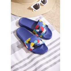 Niebieskie Klapki Colourful Dots. Niebieskie klapki damskie Born2be, w paski, z kauczuku, bez obcasa, na płaskiej podeszwie. Za 29,99 zł.