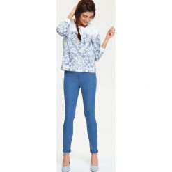 BLUZA NIEROZPINANA DAMSKA Z NADRUKIEM. Białe bluzy sportowe damskie marki Top Secret, z nadrukiem, z długim rękawem, długie. W wyprzedaży za 69,99 zł.