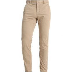 Spodnie męskie: Calvin Klein PARKER LIGHTWEIGHT Chinosy beige