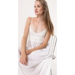 Biała Sukienka Relies. Białe sukienki damskie Born2be, na co dzień, na lato, s, bez wzorów, wakacyjne, bez kołnierzyka, bez rękawów, maxi, proste. Za 99,99 zł.