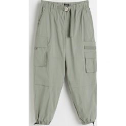 Joggery cargo z paskiem - Zielony. Zielone spodnie męskie Reserved, bez wzorów. Za 169,99 zł.
