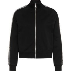 Bluza Karl Lagerfeld Logo 201W1808. Czarne bluzy damskie KARL LAGERFELD, l, bez wzorów, z bawełny, bez rękawów, bez kaptura. Za 899,00 zł.