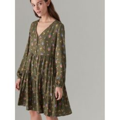 Sukienka oversize z długimi rękawami - Zielony. Zielone sukienki damskie marki Mohito, bez wzorów, bez kołnierzyka, z długim rękawem, długie, oversize. Za 139,99 zł.