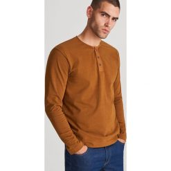 Gładka koszulka basic - Brązowy. Pomarańczowe koszulki męskie Reserved, xl, bez wzorów, bez kołnierzyka, bez rękawów. W wyprzedaży za 29,99 zł.