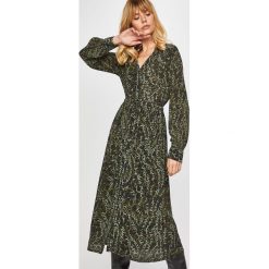 Vero Moda - Sukienka. Pomarańczowe sukienki damskie Vero Moda, na co dzień, s, bez wzorów, z poliesteru, casualowe, bez kołnierzyka, z długim rękawem, długie, maxi, rozkloszowane. W wyprzedaży za 129,90 zł.