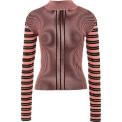 McQ Alexander McQueen TURTLE Sweter fondant pink. Czerwone bluzy damskie marki McQ Alexander McQueen, xs, bez wzorów, z elastanu, bez rękawów, bez kaptura. Za 1029,00 zł.