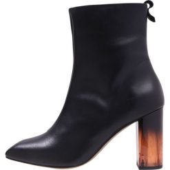 Kurt Geiger STRUT Botki na obcasie black. Czarne botki damskie na obcasie marki Kurt Geiger, z materiału. Za 819,00 zł.