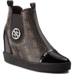 Botki GUESS - FLFRD3 PEL12 BROWN. Brązowe buty zimowe damskie marki Guess, z lakierowanej skóry, na obcasie. Za 699,00 zł.