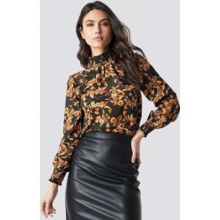 NA-KD Trend Smock Neck Black Print Top - Black,Orange. Pomarańczowe topy damskie marki NA-KD Trend, z nadrukiem, bez kołnierzyka. Za 161,95 zł.