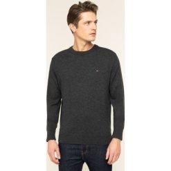 Sweter TOMMY HILFIGER MW0MW11679. Niebieskie swetry męskie TOMMY HILFIGER, m, bez wzorów, z wełny, klasyczne, z klasycznym kołnierzykiem, bez kaptura. W wyprzedaży za 299,00 zł.