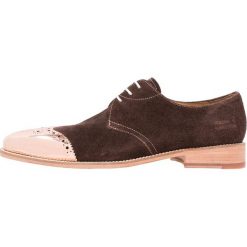 Melvin & Hamilton LANCE Oksfordki dark brown/raw. Pomarańczowe buty wizytowe męskie marki Melvin & Hamilton, ze skóry, na sznurówki. W wyprzedaży za 377,55 zł.