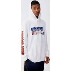 Biała bluza z kapturem i nadrukiem. Białe bluzy męskie Pull&Bear, m, z nadrukiem, z kapturem, bez rękawów, z kapturem. Za 99,90 zł.