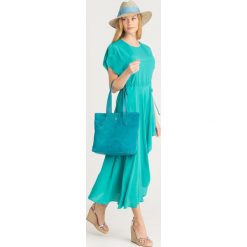 SUKIENKA Twinset. Niebieskie sukienki damskie Twinset, na co dzień, bez wzorów, z wiskozy, z okrągłym kołnierzem, bez rękawów, asymetryczne. Za 620,00 zł.