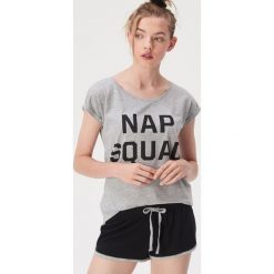 Dwuczęściowa piżama z napisem Nap squad - Jasny szary. Piżamy damskie Sinsay. Za 39,99 zł.