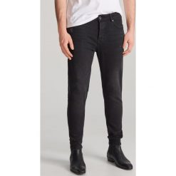 Jeansy carrot slim - Czarny. Czarne jeansy męskie Reserved, m, bez wzorów. W wyprzedaży za 89,99 zł.
