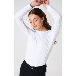 NA-KD Basic Top basic z długim rękawem - White. Białe topy damskie marki NA-KD Basic, bez wzorów, z bawełny, z okrągłym kołnierzem. Za 72,95 zł.