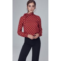 Bordowa bluzka w grochy z wiązaniem na boku. Czerwone bluzki damskie NIFE, w grochy, z elastanu, biznesowe, bez kołnierzyka, z długim rękawem. Za 149,00 zł.