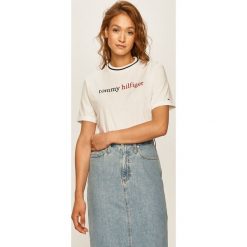 Tommy Hilfiger - T-shirt. Białe t-shirty damskie TOMMY HILFIGER, s, z aplikacjami, z bawełny, casualowe, z okrągłym kołnierzem. Za 179,90 zł.