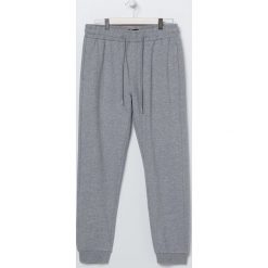 Dresowe joggery - Szary. Szare spodnie męskie Sinsay, s, bez wzorów, z dresówki. Za 29,99 zł.