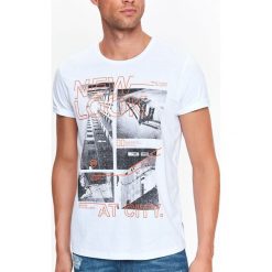 T-shirt męski z nadrukiem. Białe t-shirty męskie Top Secret, na zimę, xxl, z nadrukiem, z bawełny, bez kołnierzyka, krótkie. W wyprzedaży za 29,99 zł.