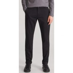 Bawełniane spodnie slim fit - Czarny. Czarne spodnie męskie Reserved, m, bez wzorów, z bawełny. Za 149,99 zł.