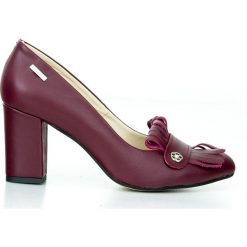 Czółenka z frędzlami - skóra naturalna - model 043 - kolor bordowy. Czerwone czółenka damskie Zapato, na co dzień, bez wzorów, z jeansu, z okrągłym noskiem, bez obcasa, na obcasie. W wyprzedaży za 191,40 zł.