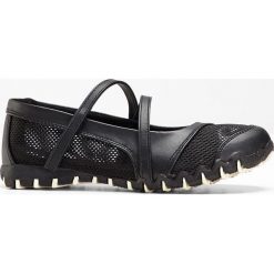 Baleriny bonprix czarno-biały. Czarne baleriny damskie bonprix, w paski, sportowe, bez obcasa. Za 74,99 zł.