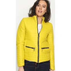 Żółta Kurtka Short And Warm. Żółte kurtki damskie pikowane marki Mohito, l, z dzianiny. Za 79,99 zł.